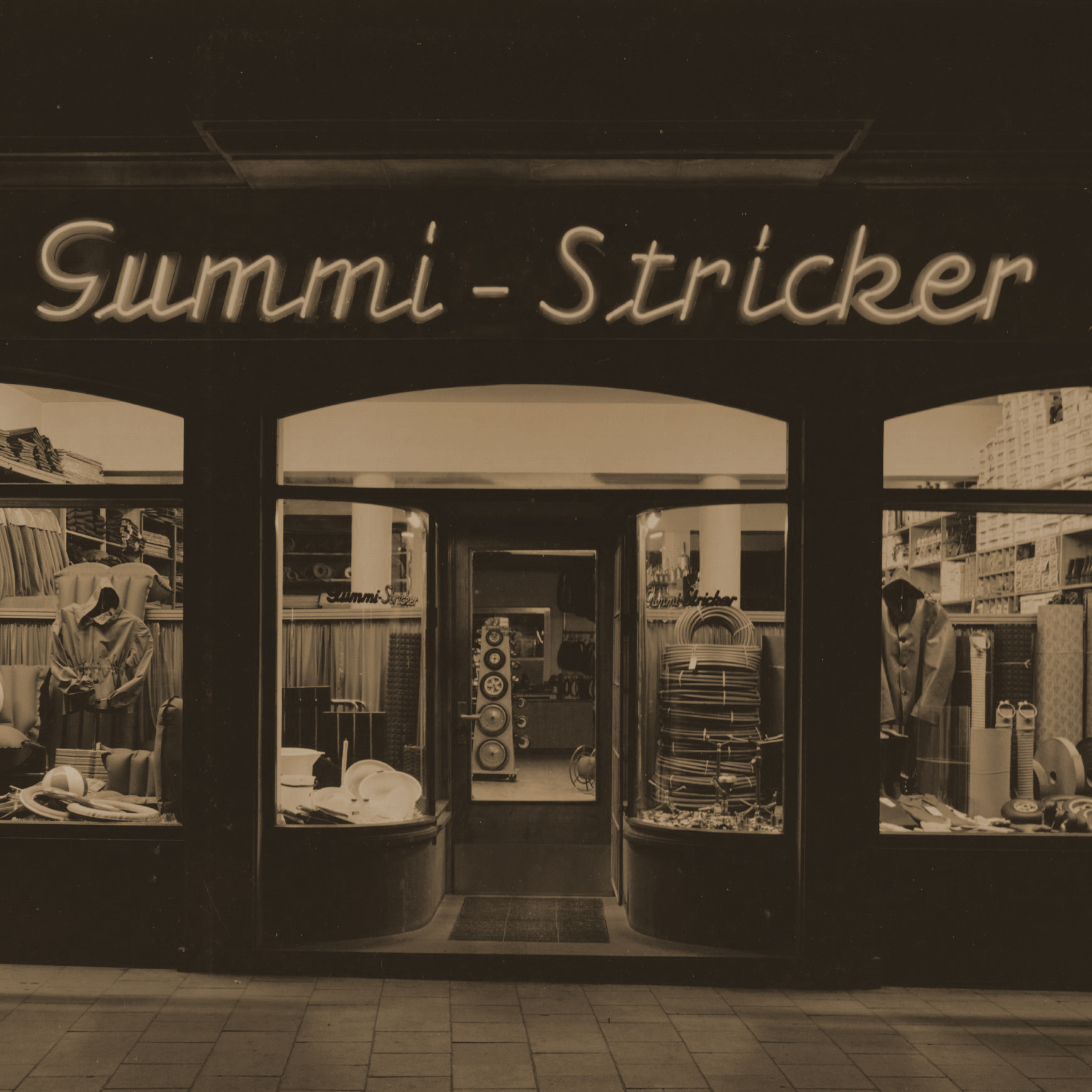 Die erste Geschäftsstelle der Firma Stricker an dem Alten Steinweg ist auf dem Bild zu sehen.